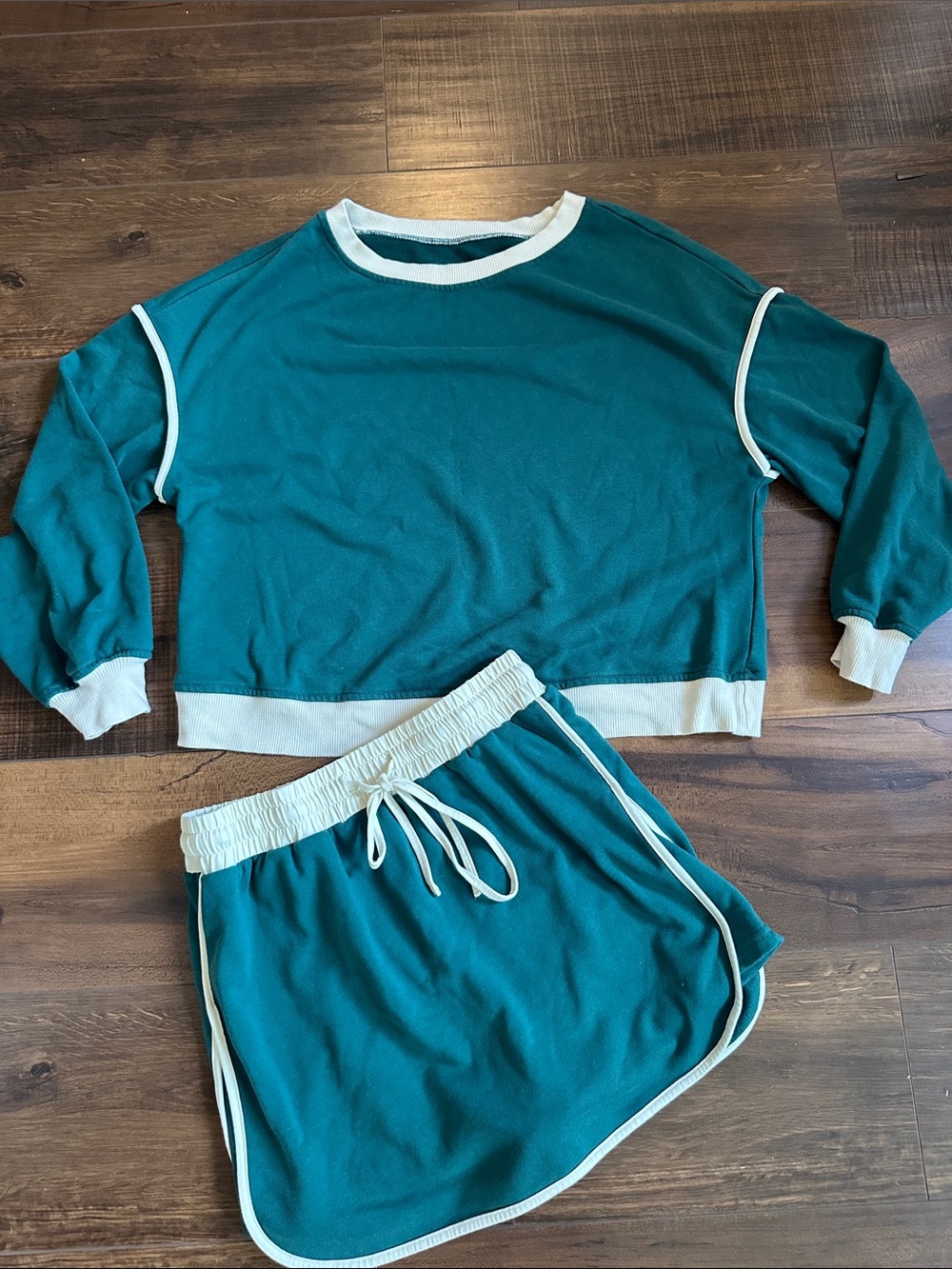 Green Contrast-Trim Skort Set with Cream Accents